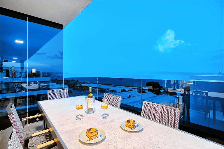 Penthouse Liberty Living with Pool — photo 5