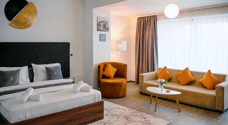 Serviced apartment with terrace, hot tub & yard — photo 2