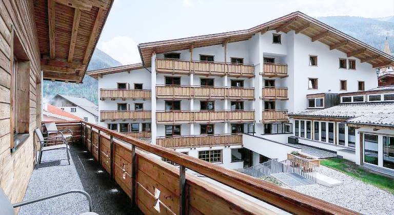 Chalet with pool — photo 4