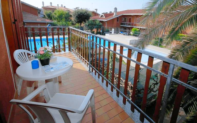 Rental apartment with terrace & pool | Garden view — photo 2