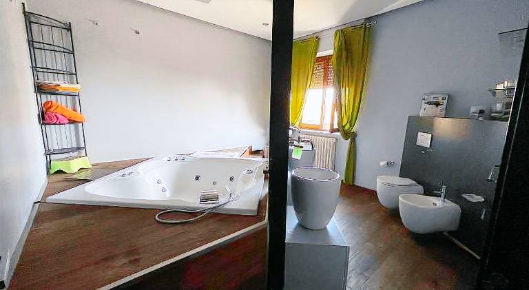 Apartment with jacuzzi — photo 4