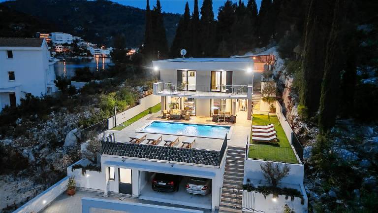 Villa with yard, grill & pool | Pets allowed — photo 2