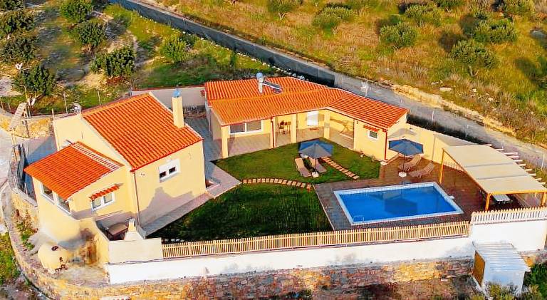 Fully equipped nice vacation home with garden, private pool & grill | Good for workation | Dogs allowed in Heraklion