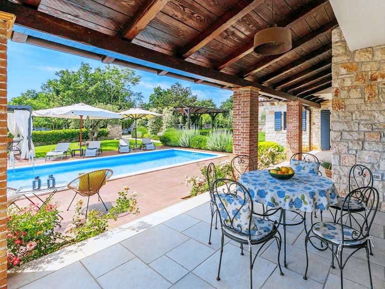 Vacation home with terrace, garden & private pool — photo 3