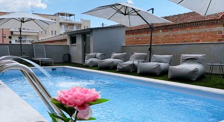 House with private pool, patio & garden in Kavala