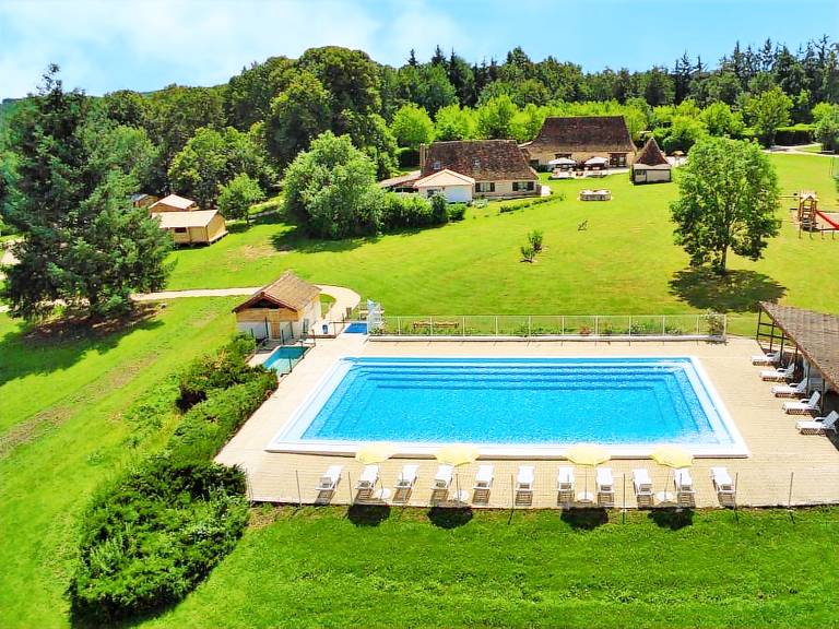 Bungalow with heated pool & patio in Périgueux