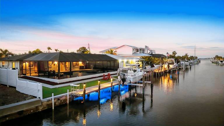 Children-friendly spacious vacation home with private pool, barbecue & yard | Water view | Pets are welcome — photo 4