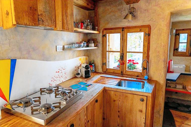 Charming vacation home with fast internet, yard & BBQ | Garden view | Dogs allowed — photo 3