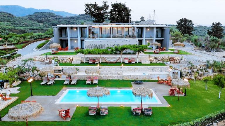 Exclusive 9 bedrooms heated pool