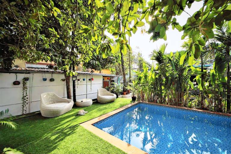House with pool, BBQ & yard in Alibag