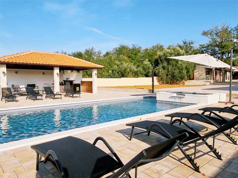 Wunderschöne Villa mit privatem Fitnessstudio und Pool - TA Leut — photo 3