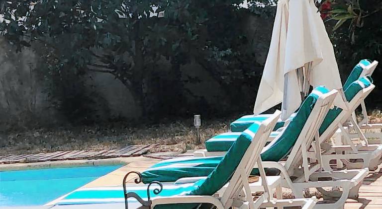 Vacation home with pool, yard & patio in Cassis