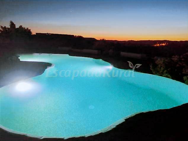 Cottage with pool, patio & grill | Garden view — photo 3