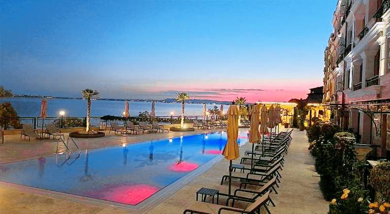 Apartment with terrace, yard & private pool in Sveti Vlas