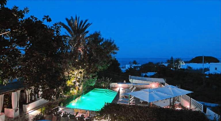 Serviced apartment with yard, pool & patio | Next to the beach | Pets allowed — photo 2