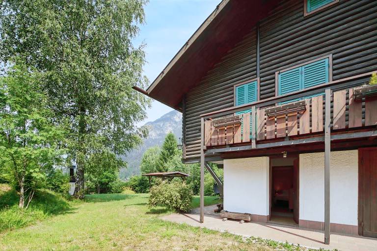 Lodge with barbeque, fast internet & yard | City view | Pets allowed — photo 2