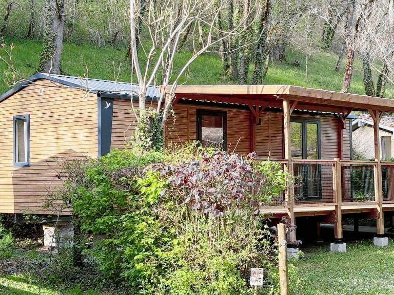 Child-friendly mobile home with grill, patio & pool | Pets allowed — photo 4