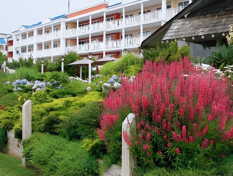 La Mer Beachfront Resort