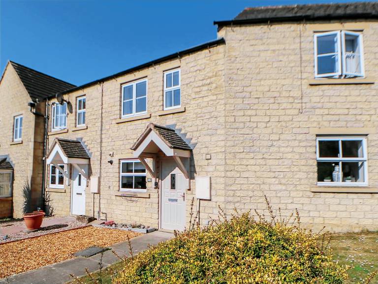 Cottage with yard — photo 2