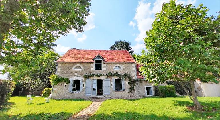 House with 6 rooms for 12 persons in Chateauroux