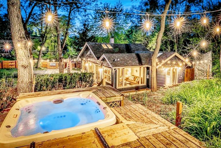 Charming Cozy Cabin with Hot tub in Gary Indiana
