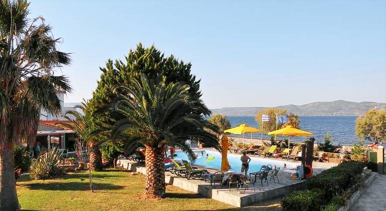 Serviced apartment with pool, garden & patio | Pets allowed — photo 3