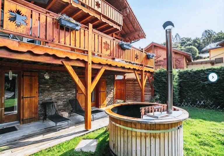 Chalet with barbeque, yard & patio | Mountain view — photo 4