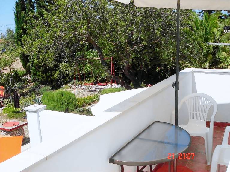 Vacation home with patio, BBQ & yard — photo 4