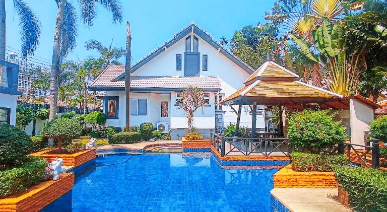 Villa with jacuzzi & pool in Chonburi