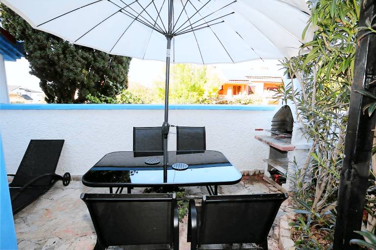 Apartment with terrace, BBQ & garden — photo 4