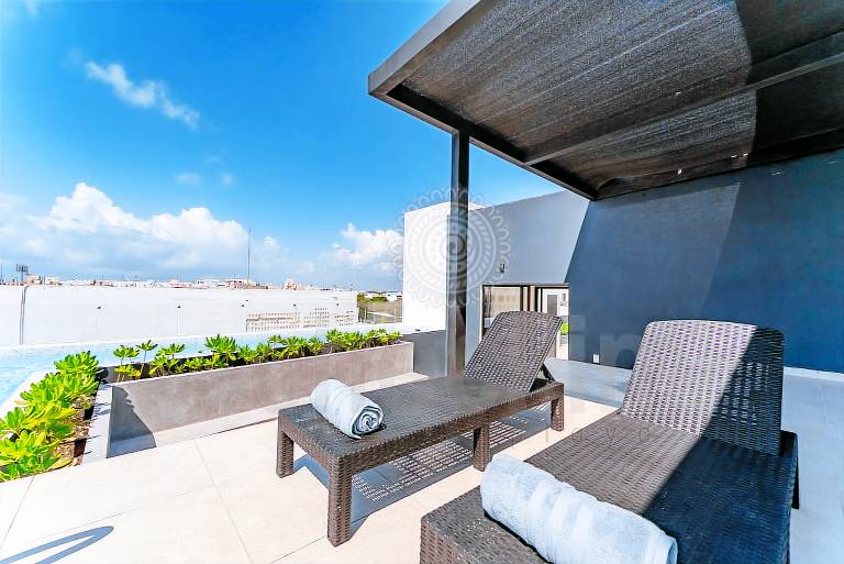 Chic new studio w Pool Steps to Beach &5th