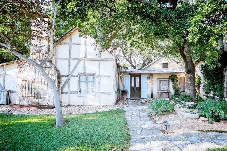Austin Street Retreat Great Location for Up to 12 — photo 2