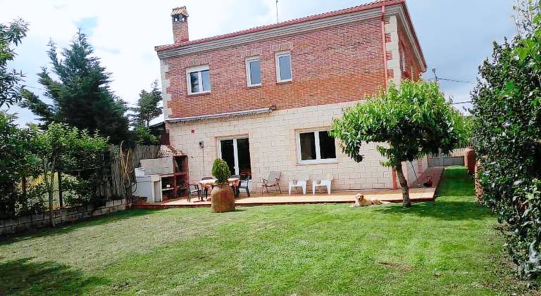 Pleasant lodge with yard | Pets allowed in Burgos