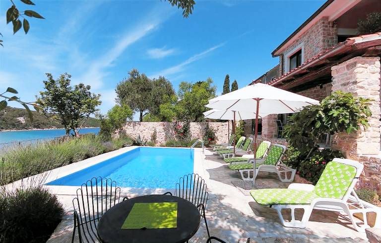 Fully equipped beautiful villa with terrace, garden & grill | Beach nearby | Pet-friendly in Rab