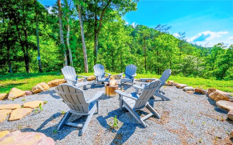 Eagle's Flight - Peaceful seclusion plus a fire pit and hot tub! — photo 3