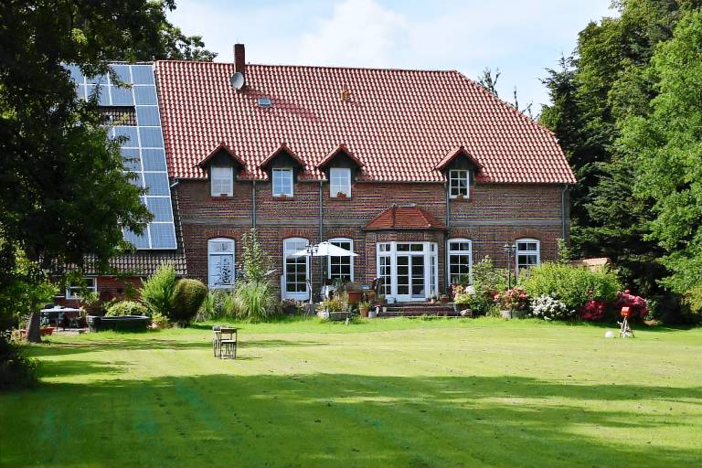 Holiday apartment with garden, grill & patio | Garden view — photo 3