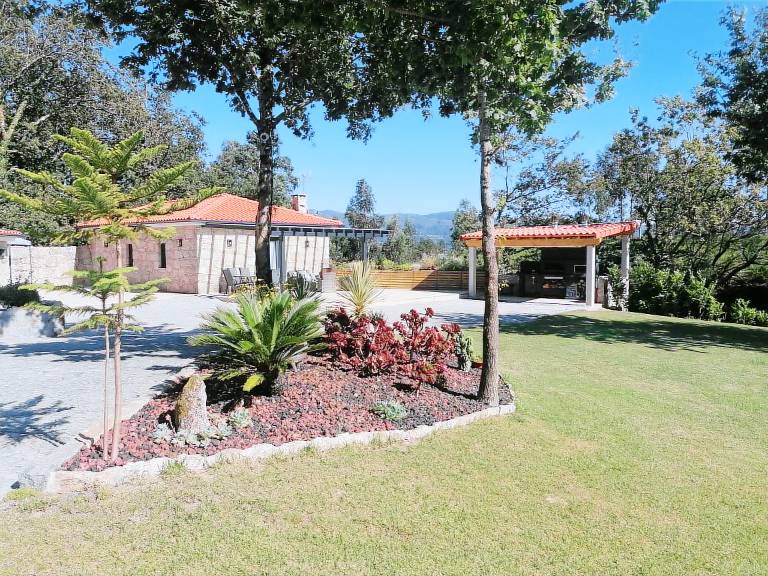 Fully equipped house with yard, pool & fast internet | Garden view | Dogs allowed in Braga