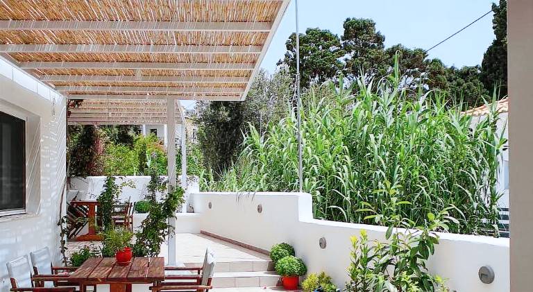 Rental apartment with patio & yard in Andros