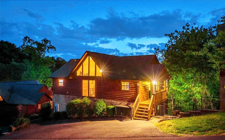 Pet Friendly, Hot Tub & Pool Table! - Boo Boo's Den — photo 4