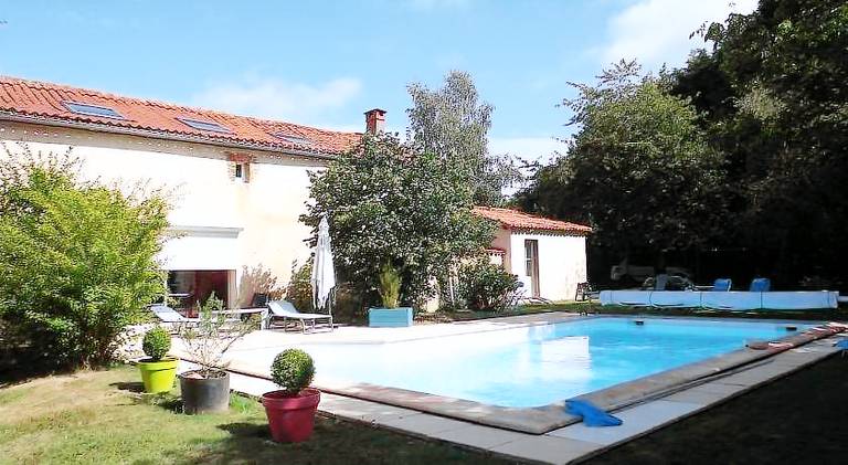 Holiday apartment with yard, patio & private pool | Pets allowed — photo 3