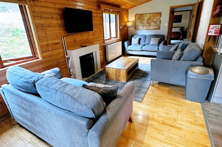 Serene Watermouth Cabin Retreat with Hot Tub & Stunning Coastal Views in Ilfracombe