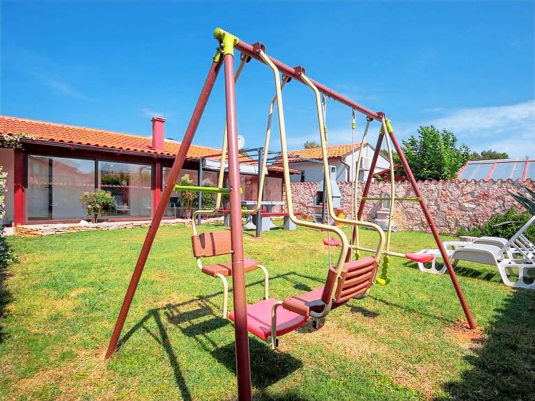 House with patio & barbeque — photo 2