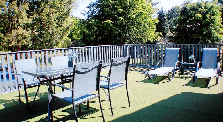 Apartment with terrace & garden — photo 4
