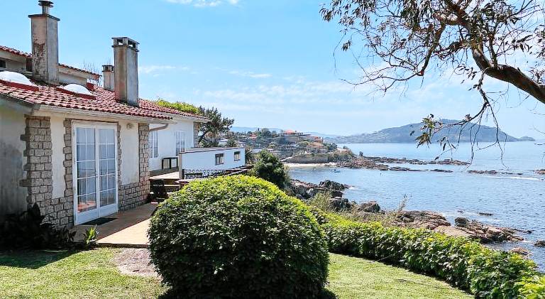 House with yard, terrace & barbecue — photo 3