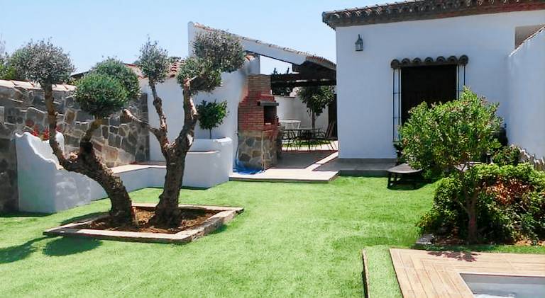 Vacation home with patio, garden & private pool | Pet-friendly — photo 5