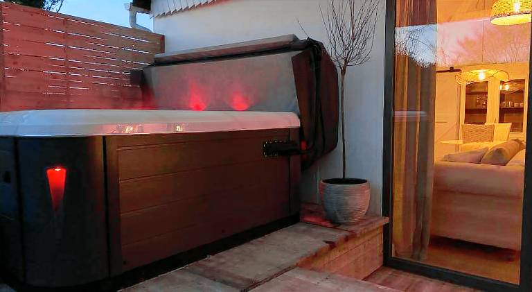 Vacation home with jacuzzi | Pets are welcome — photo 4