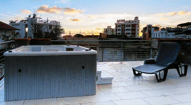 Apartment with garden, terrace & hot tub in Pollica