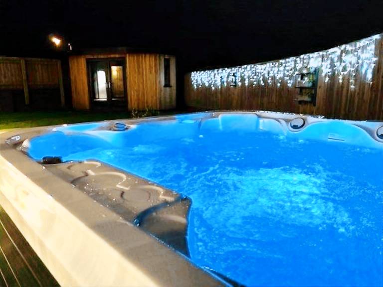 Cottage with yard, terrace & hot tub — photo 3