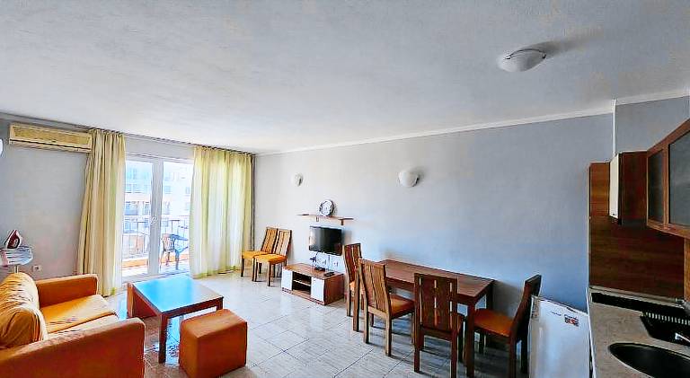Serviced apartment with terrace, yard & hot tub — photo 2