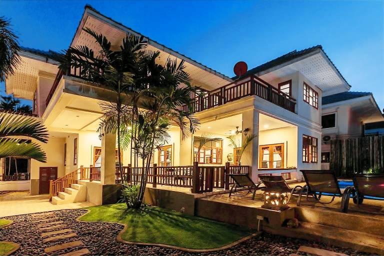 Villa with private pool, grill & yard — photo 5